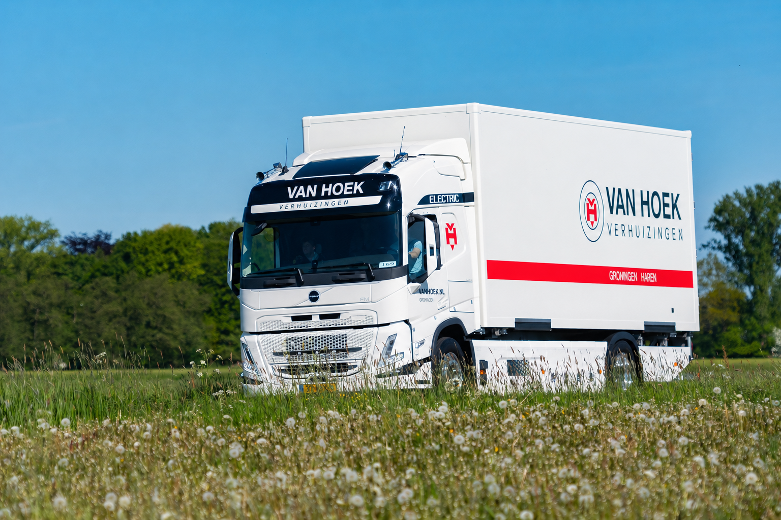 Een wagen van Van Hoek Verhuizingen onderweg. Met de doorstart blijft het bekende Groningse verhuisbedrijf behouden voor de regio.