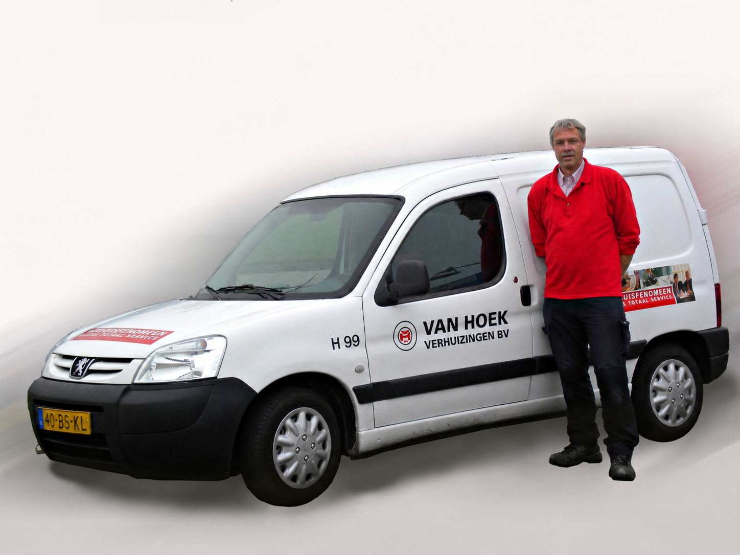 van Hoek handyman Handyman van Van Hoek voor een caddywagen bedrukt met beeldmerken van Van Hoek op een witte achtergrond.